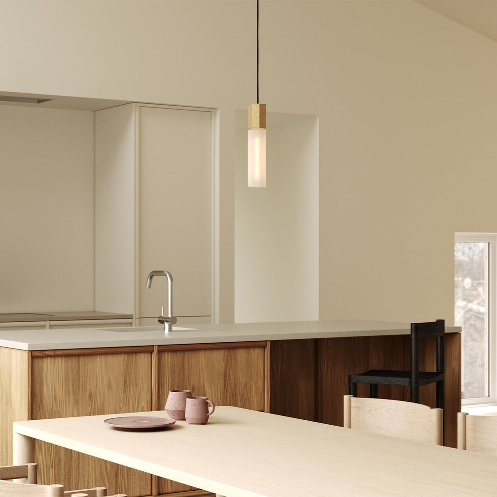 Pendentif simple en basalte et laiton