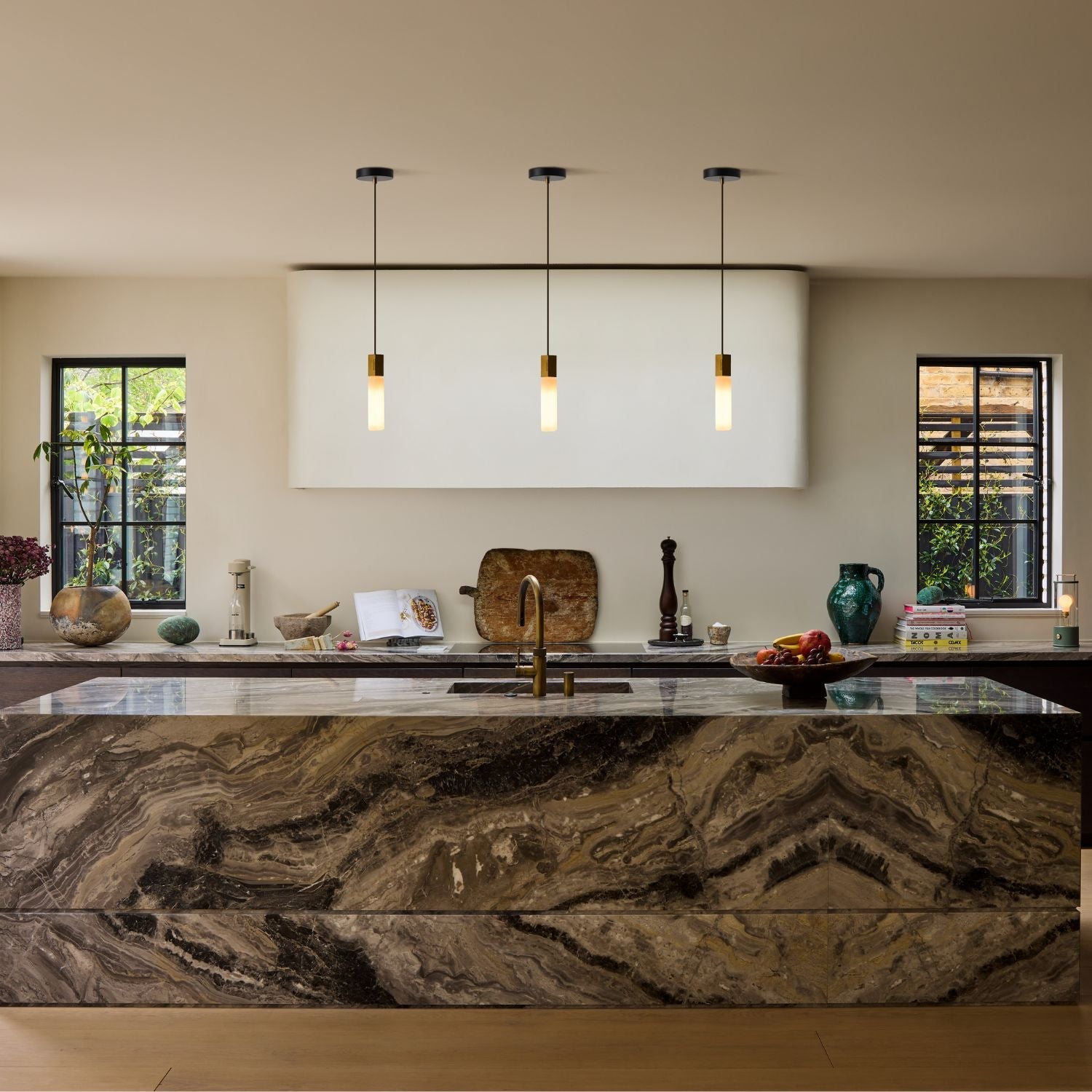 Pendentif simple en basalte et laiton