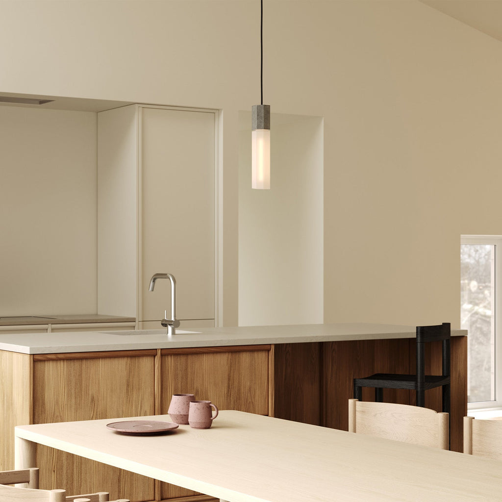 Pendentif simple en basalte et acier inoxydable