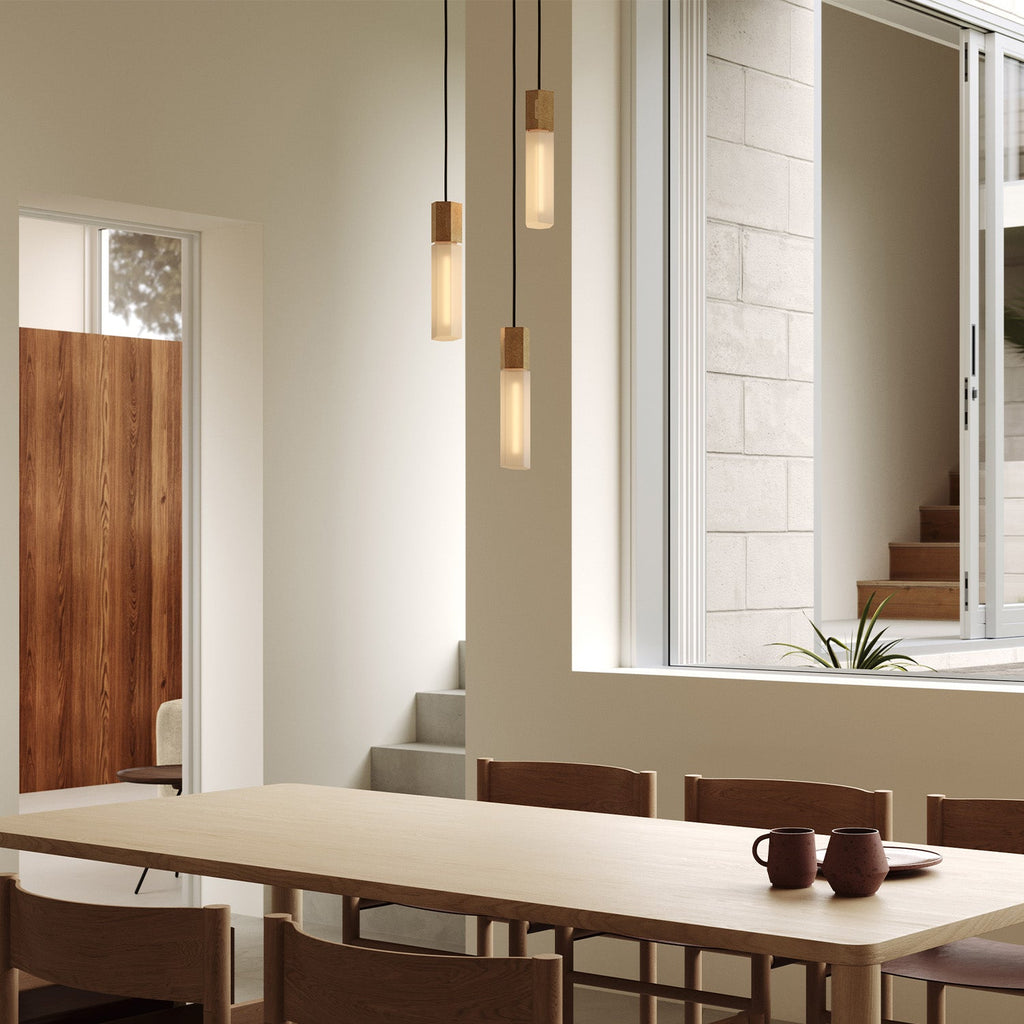 Pendentif triple en basalte et laiton