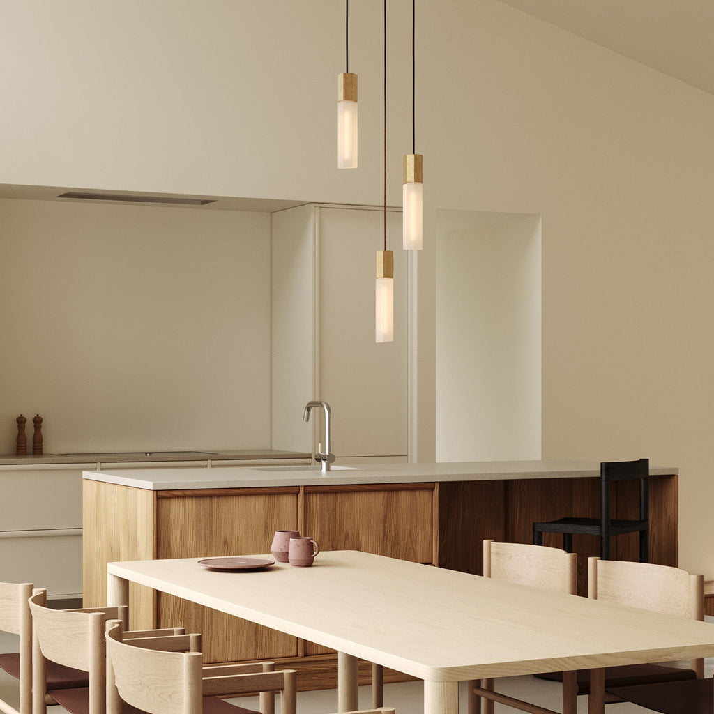 Pendentif triple en basalte et laiton