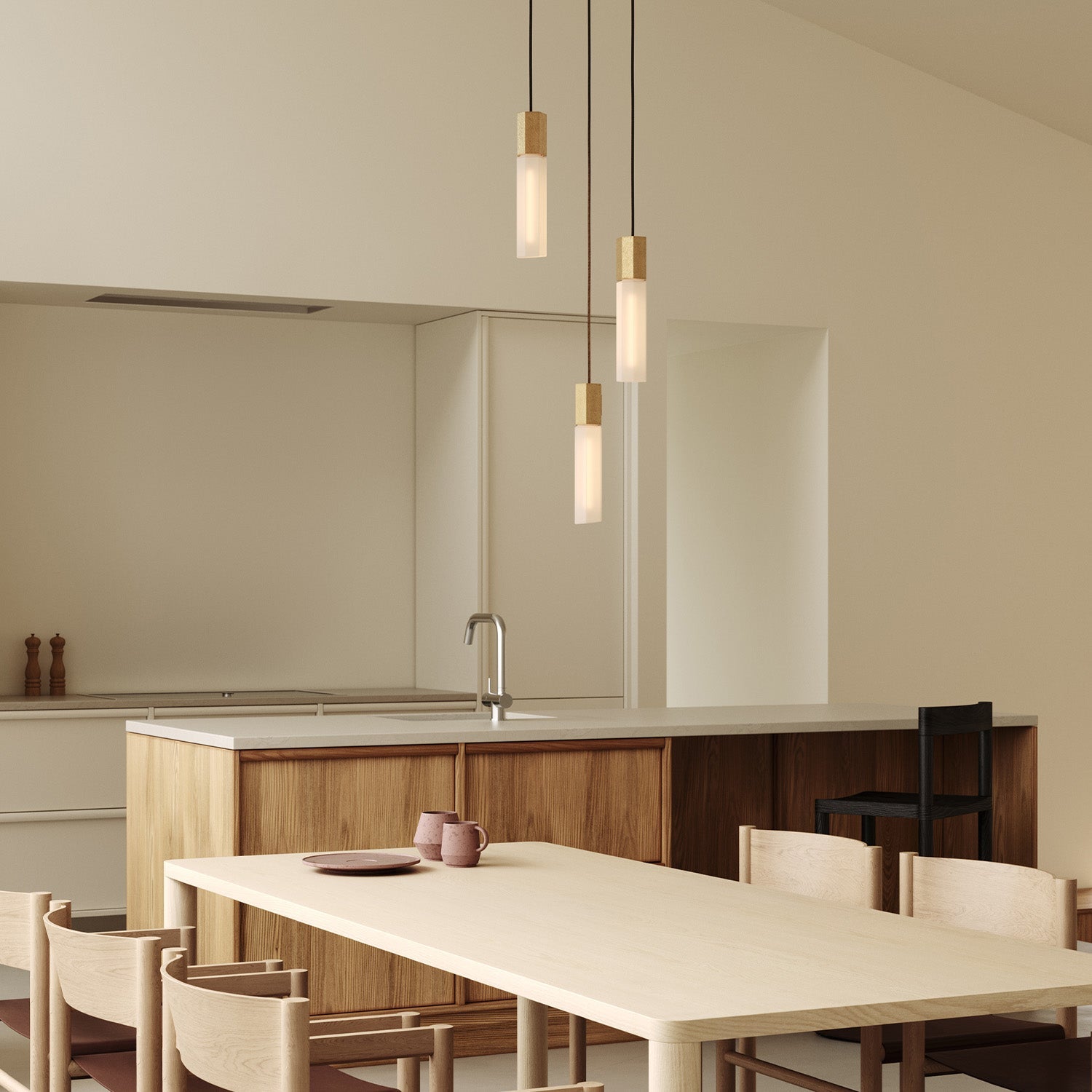 Pendentif triple en basalte et laiton