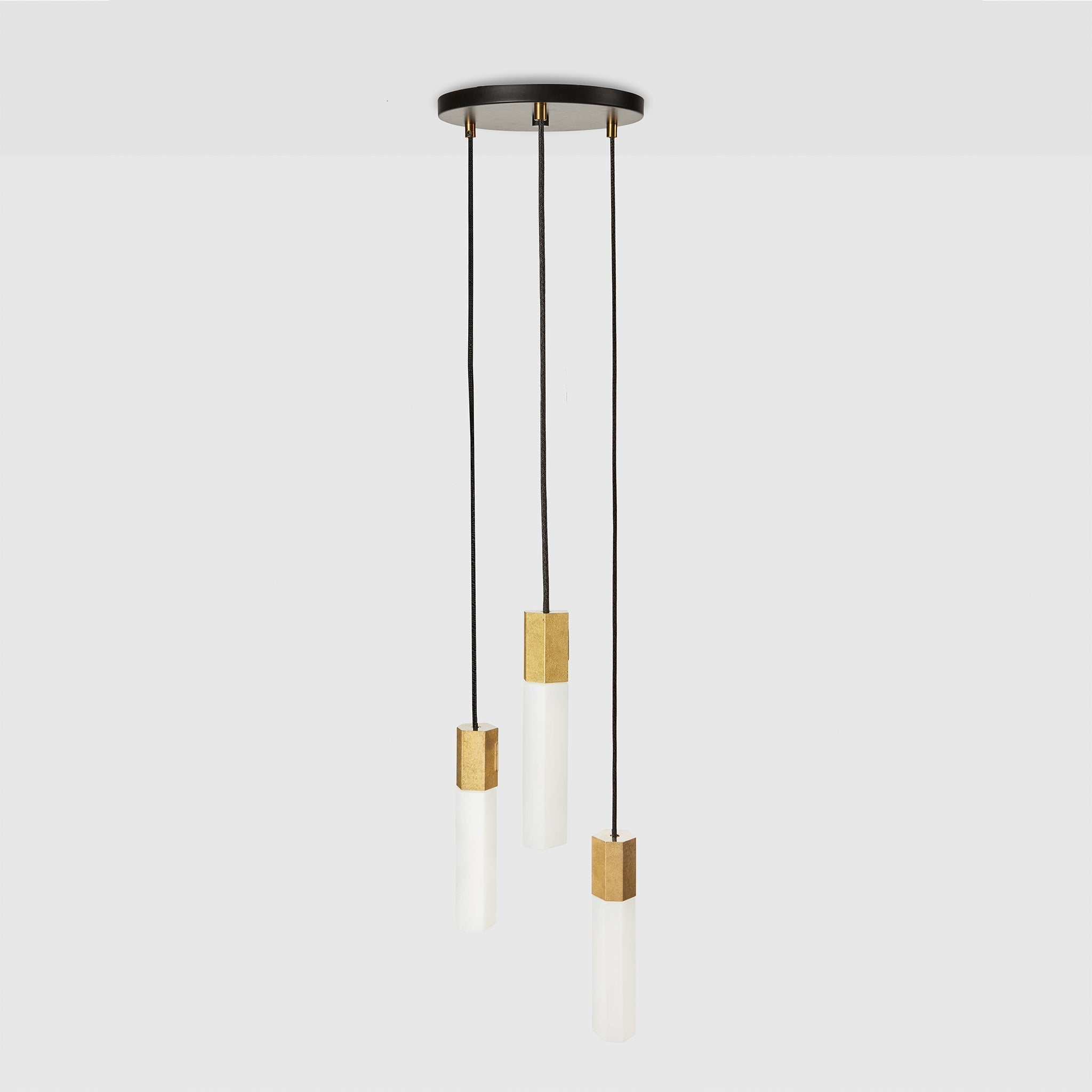 Pendentif triple en basalte et laiton