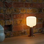 Lampe de table Knuckle en noyer + Oblo