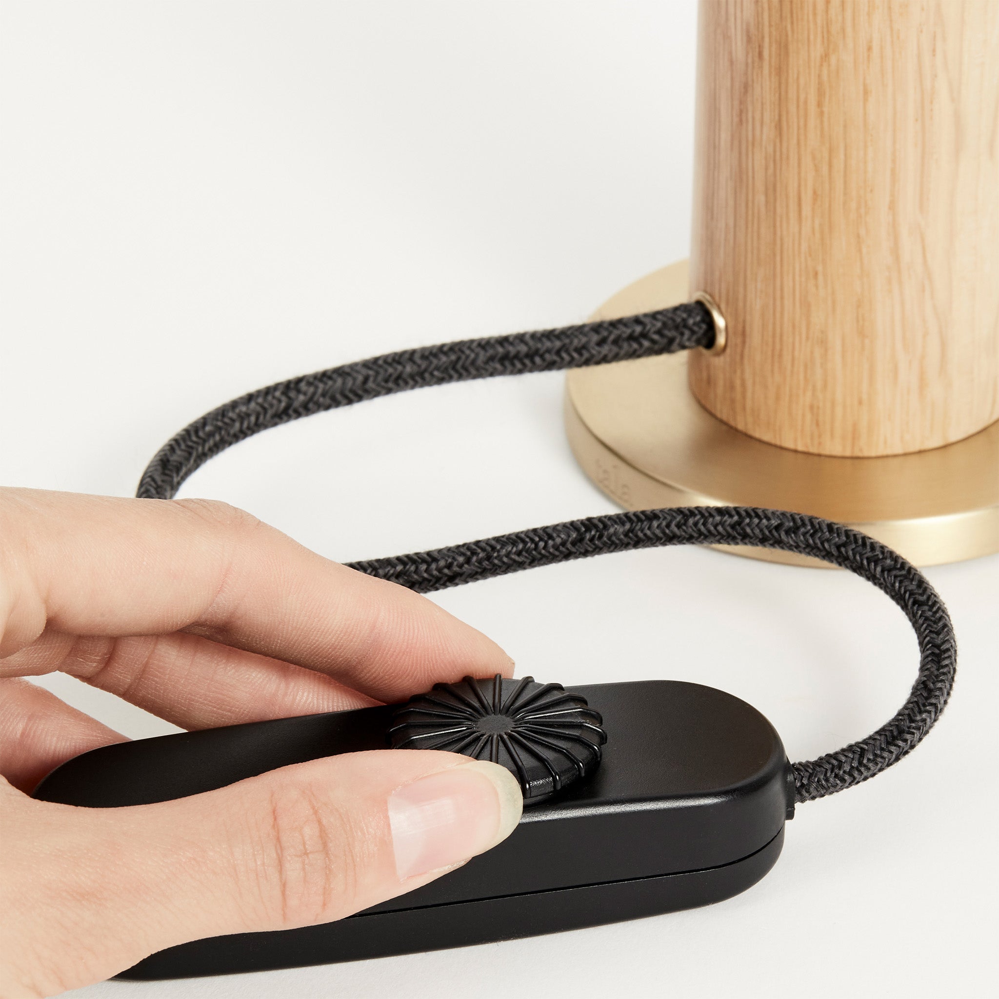 Lampe de table Knuckle en chêne + Oblo