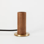 Lampe de table Knuckle en noyer + Noma