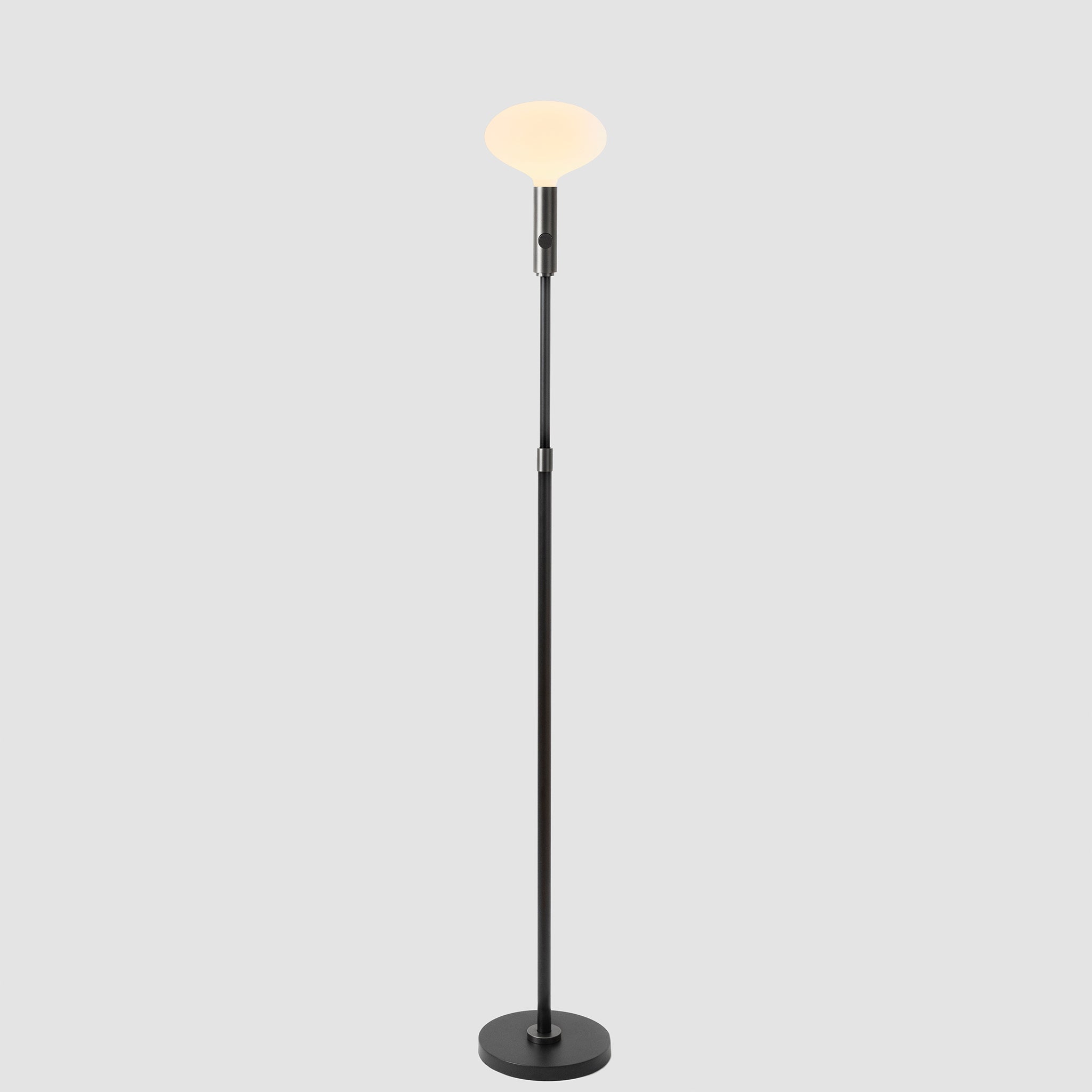 Lampadaire réglable Poise en graphite + ovale II