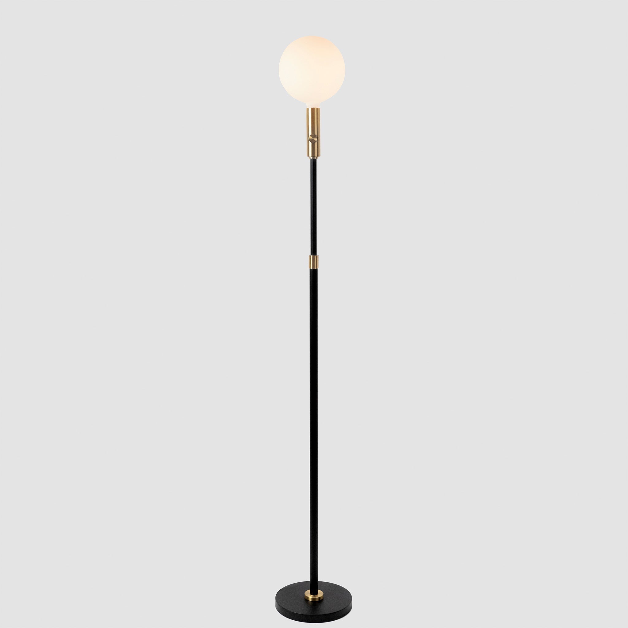 Lampadaire réglable Poise en laiton + sphère V