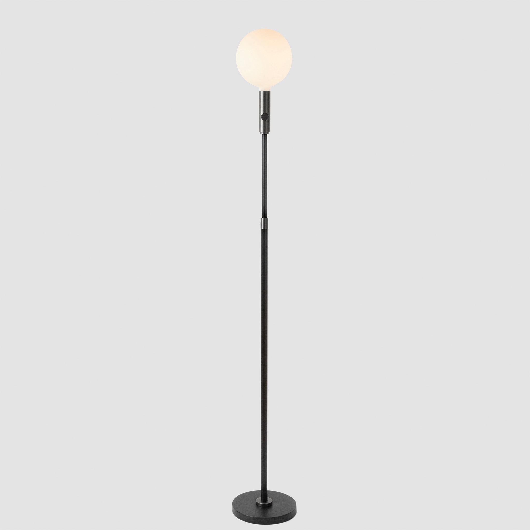Lampadaire réglable Poise en graphite + sphère V