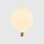 Ampoule LED Sphere V E26 à intensité variable (de faible à moyenne).