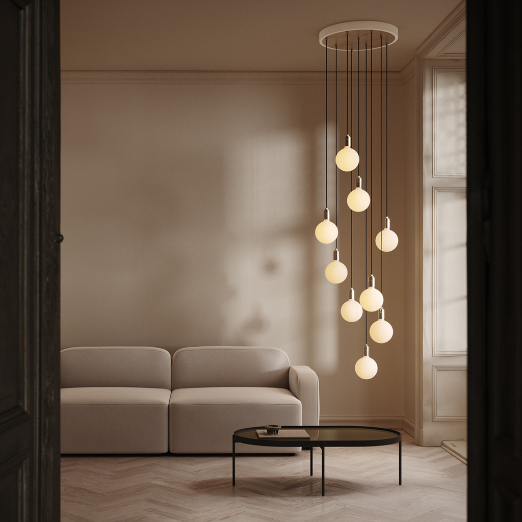 Neuf pendentifs en laiton + sphère IV