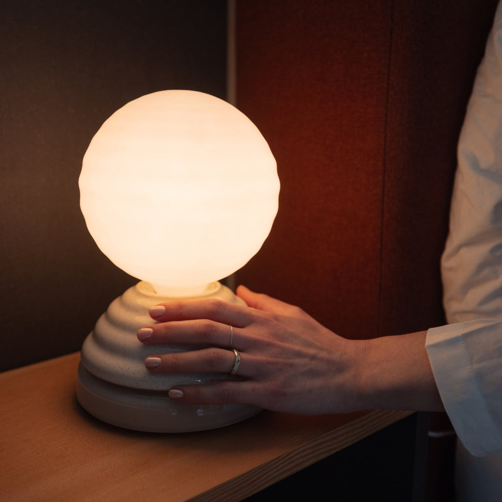 Veilleuse WAKE Sleep Light en blanc galet