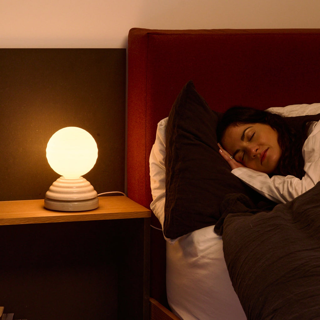 Veilleuse WAKE Sleep Light en blanc galet