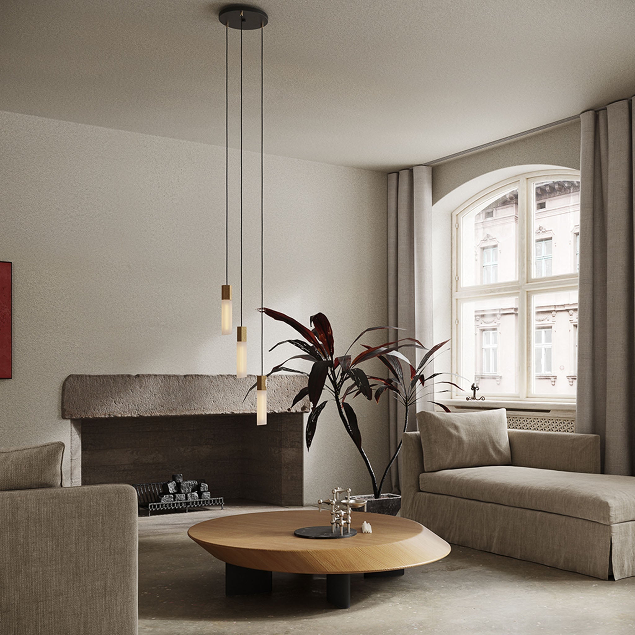 Pendentif triple en basalte et laiton