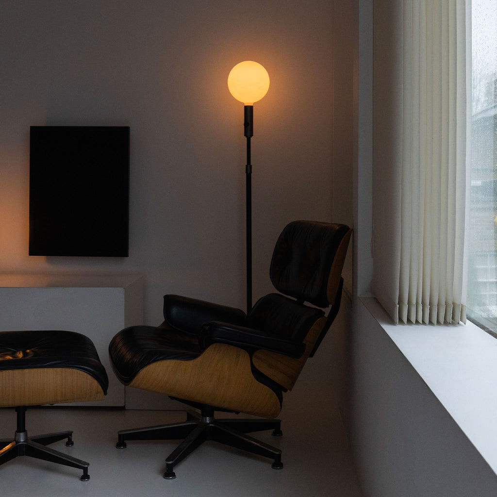 Lampadaire réglable Poise en graphite + sphère V