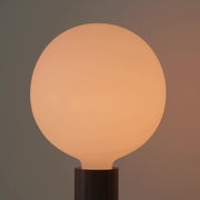 Ampoule LED Sphere II E26 à intensité variable (de faible à moyenne).