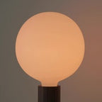 Ampoule LED Sphere II E26 à intensité variable (de faible à moyenne).