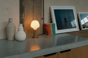 Lampe de table Knuckle en noyer + Enno