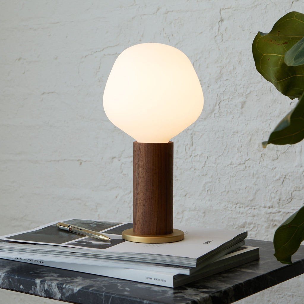 Lampe de table Knuckle en noyer + Enno